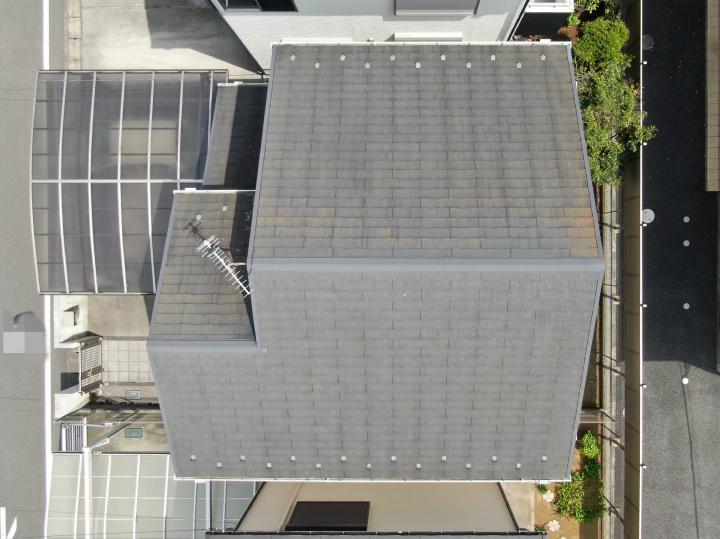 施工前の屋根です。経年による色あせや汚れ、苔の発生が見受けられます。