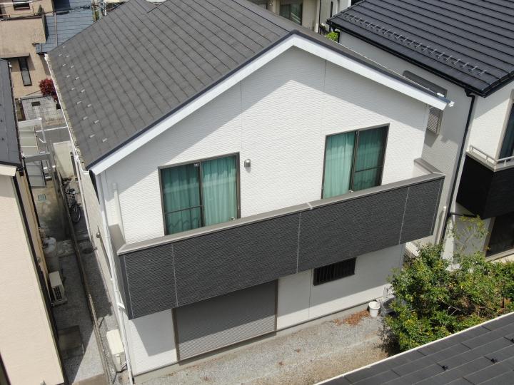 施工前の外壁です。全体的な色あせや汚れ、塗膜の劣化が見られます。